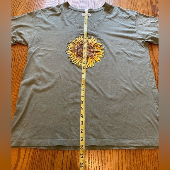 Full Circle Trends Sunflower Graphic V Neck Tee - Picture 8 of 12